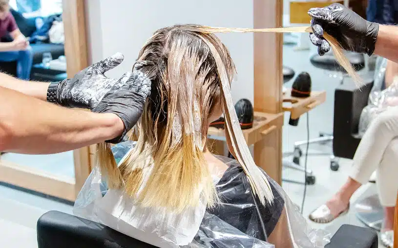 Melírování a balayage jsou již minulostí. Požádejte svého kadeřníka, aby vám provedl tento barvicí postup.