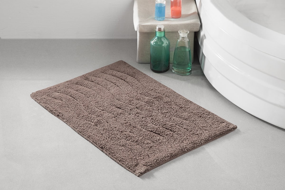 V čem spočívá nový trend ve výrobě koupelnových předložek, který vytlačuje klasické textilní předložky: jsou hygieničtější a praktičtější.