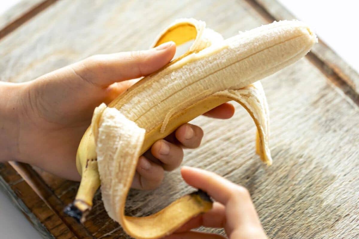 Co jsou to za vláknité útvary pod slupkou banánu a proč je opice nejedí (i když je vyhazovat je chyba)?