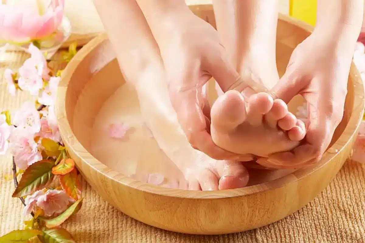 Přidejte do vody a namočte si nohy. Rozloučíte se s drsnou kůží na patách.