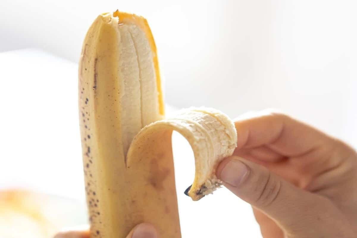 Co jsou to za vláknité útvary pod slupkou banánu a proč je opice nejedí (i když je vyhazovat je chyba)?