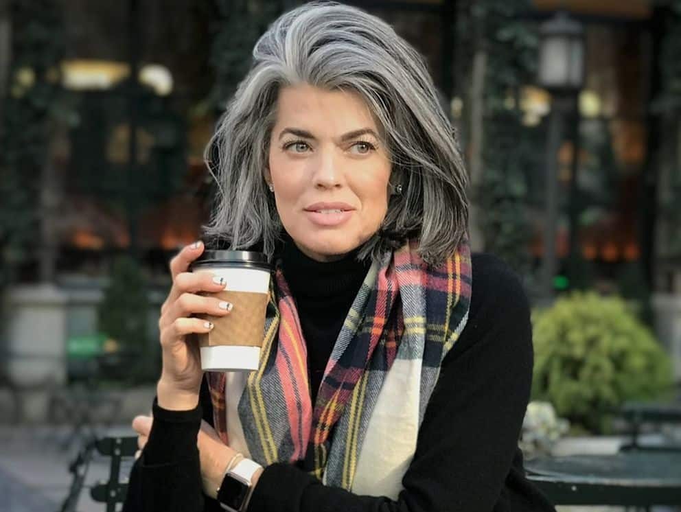 Šedivé vlasy? Tady jsou nejkrásnější trendy účesy roku 2026.