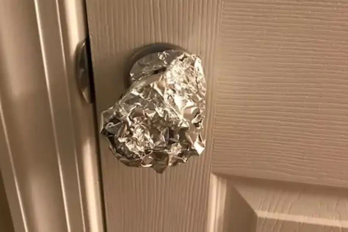 Proč stále více lidí obalují kliky dveří hliníkovou fólií – a nečekaný důvod tohoto trendu.