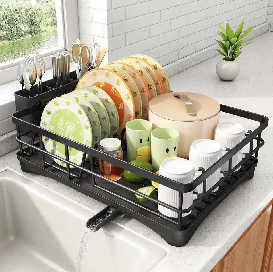 Tradiční sušák na nádobí je již minulostí: nový „oblíbený“ model uvolní místo a pomůže zorganizovat prostor v kuchyni.