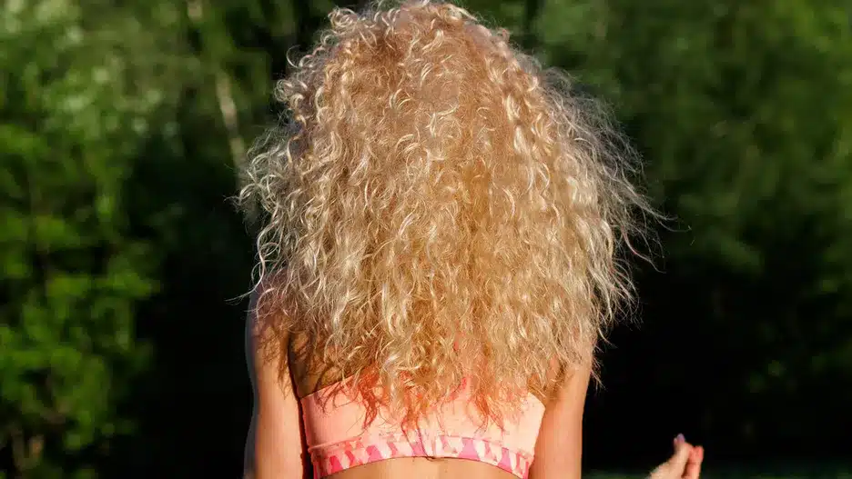 Smíchejte a naneste na vlasy. Stačí 20 minut.