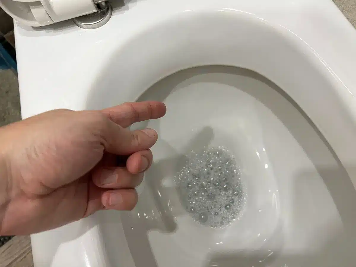 Hoďte tři lžíce do záchodu – za 10 minut zapomenete na usazeniny a žloutnutí: čistota a svěžest.