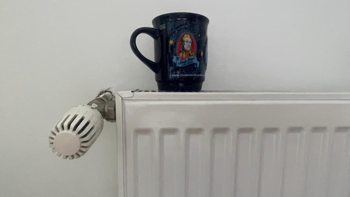 Proč lidé v zimě staví sklenici vody na radiátor? Jednoduchý gest může mít důležité důsledky.