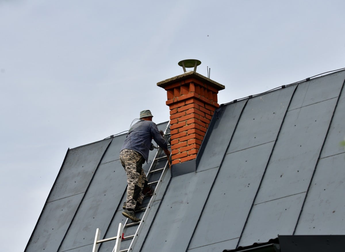 Hoďte to do ohně. Vyčistí to komín a zlepší tah.