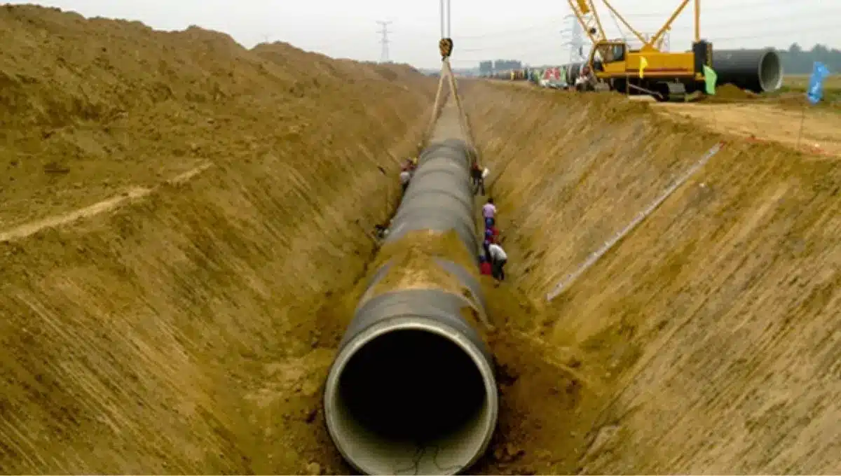 Čína přemísťuje miliony tun zeminy a staví největší vodohospodářskou infrastrukturu na planetě Zemi.