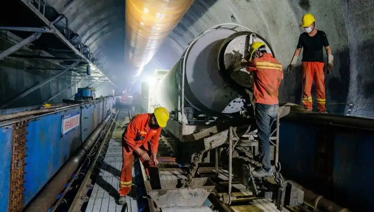 Čína přemísťuje miliony tun zeminy a staví největší vodohospodářskou infrastrukturu na planetě Zemi.