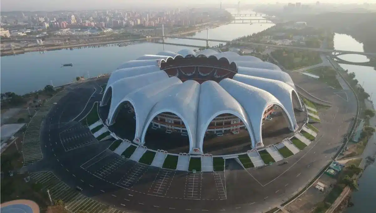 Největší stadion na světě se nachází v nejizolovanější zemi planety: má osm pater a 150 000 míst.