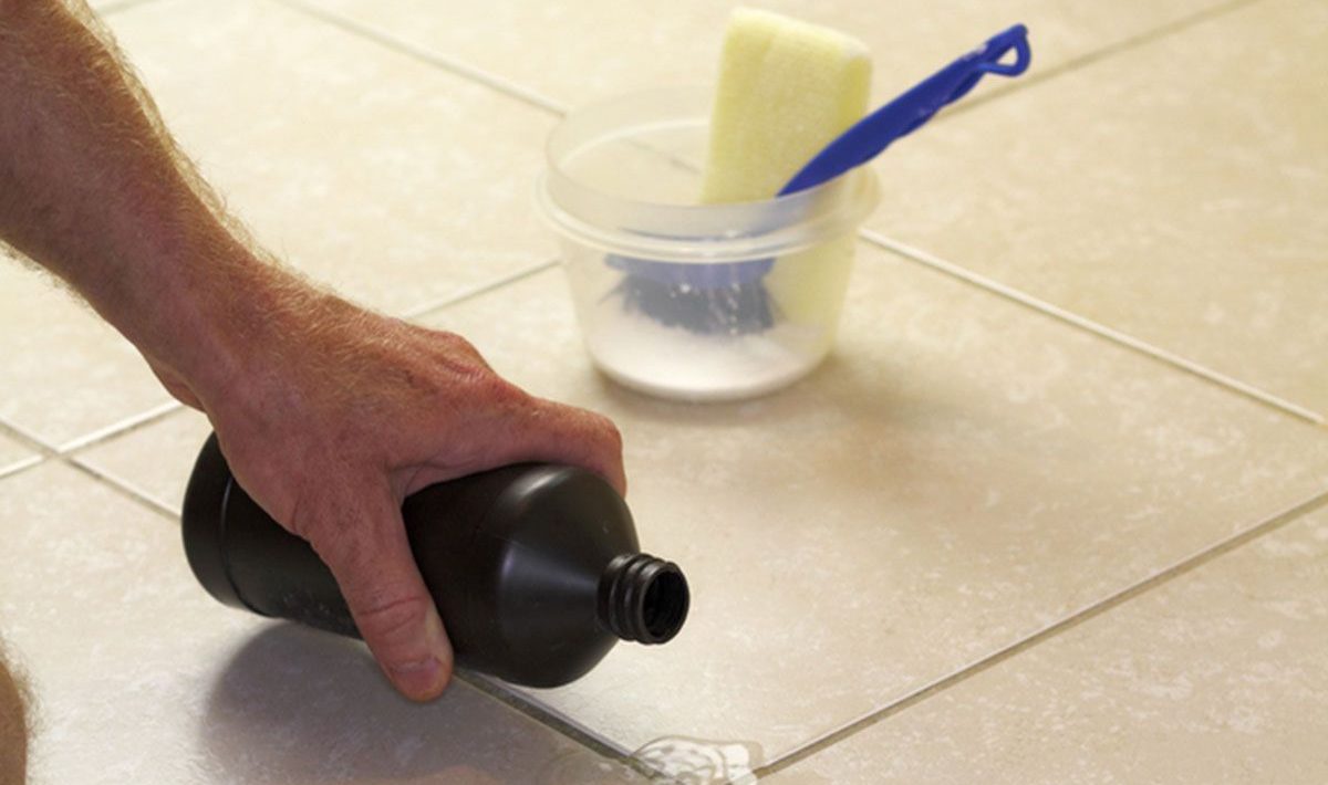 Proč je ocet užitečný pro čištění spár mezi dlaždicemi a jak jej používat