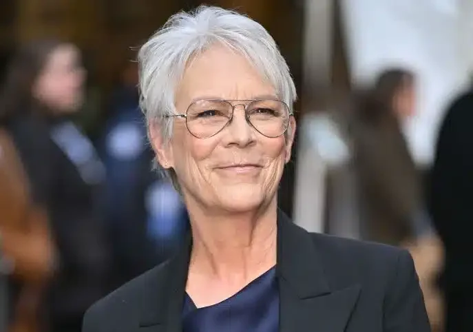 Šedivé vlasy? Tady jsou nejkrásnější trendy účesy roku 2026.