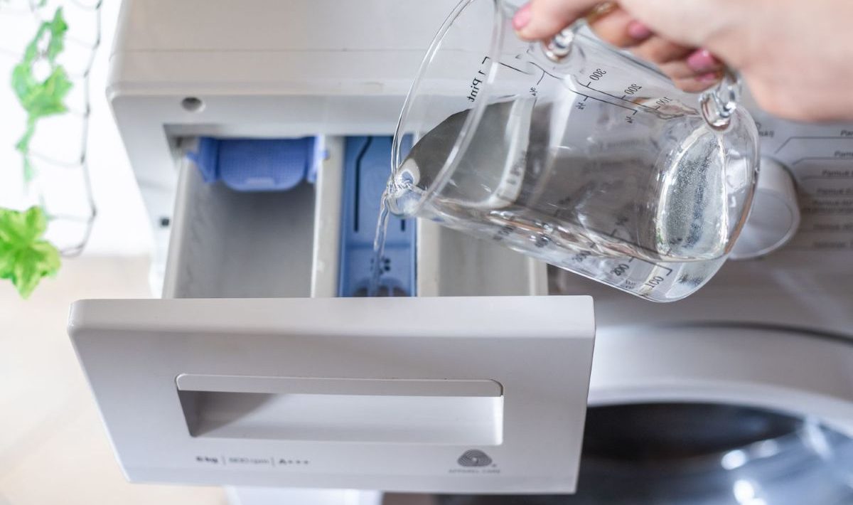 Přidávání octa do pračky: k čemu to slouží a proč se to doporučuje.