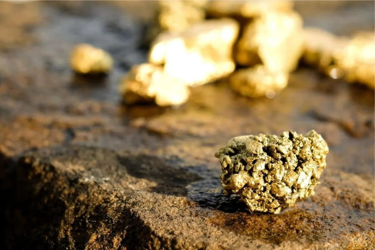 Objev století. Zlaté slitky nalezené v hloubce více než tisíc metrů patří jedné zemi.