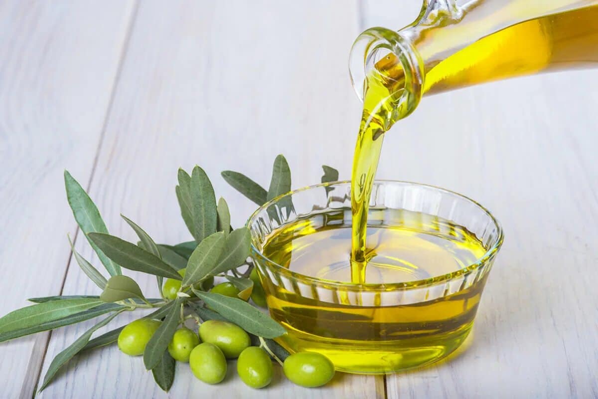 Vaše nehty přestanou lámat a začnou rychleji růst. Stačí je namočit do tohoto roztoku.