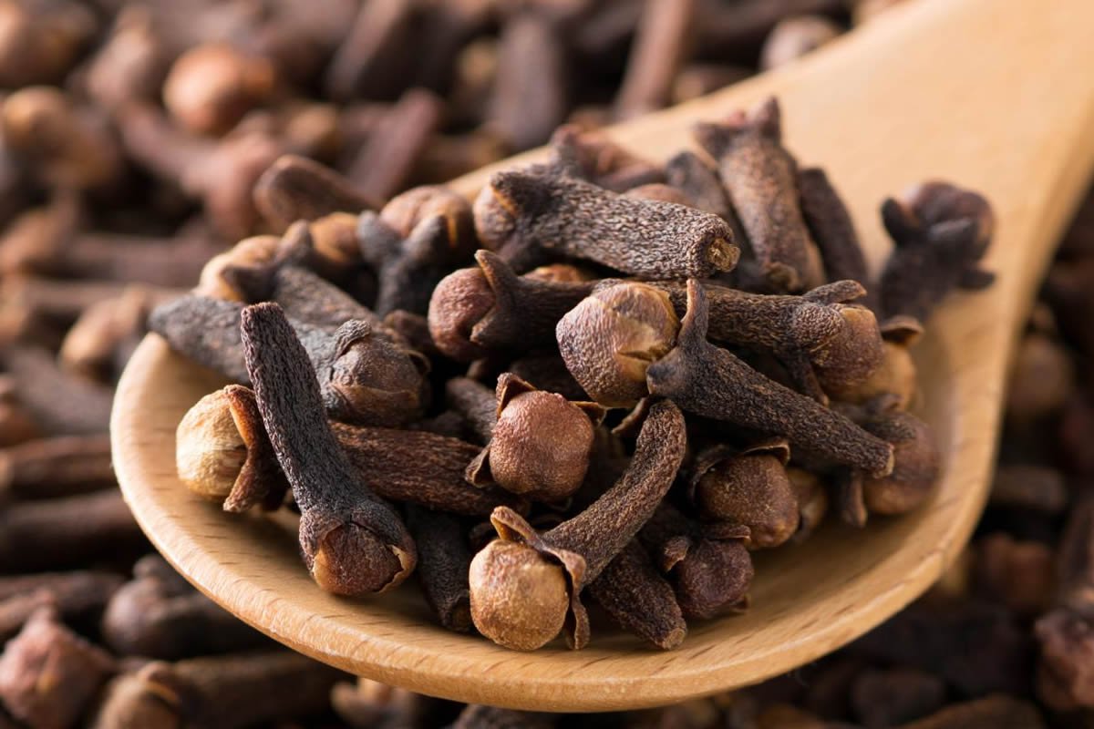 Malá hrst hřebíčku v malé misce účinně ochrání celý váš dům před komáry.