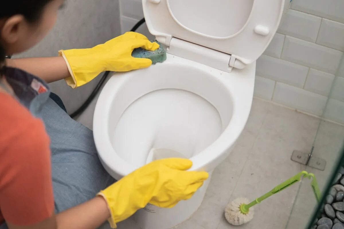 Není potřeba bělidlo ani jedlá soda. Domácí směs z kuchyňských ingrediencí navždy odstraní vodní kámen a rez z vaší toalety.