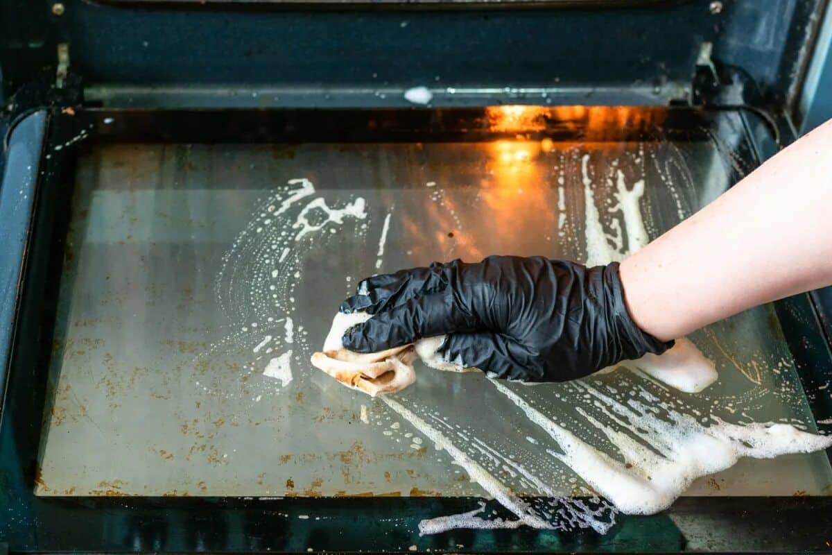 Jak znovu vyčistit sklo trouby v 5 jednoduchých krocích