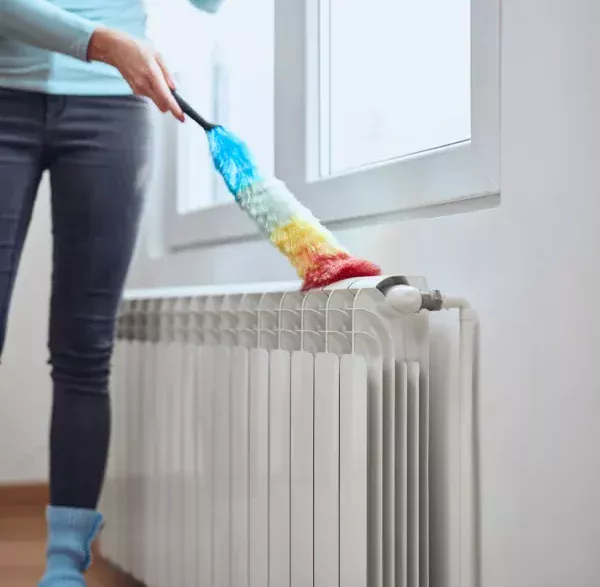 Takto snadno vyčistíte těžko přístupná místa mezi radiátory – pokud tak neučiníte, zhorší se kvalita vzduchu v místnosti.