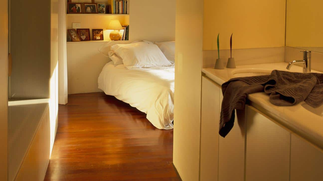 Dřevěná podlaha opouští ložnici: co ji nahradí v roce 2026?