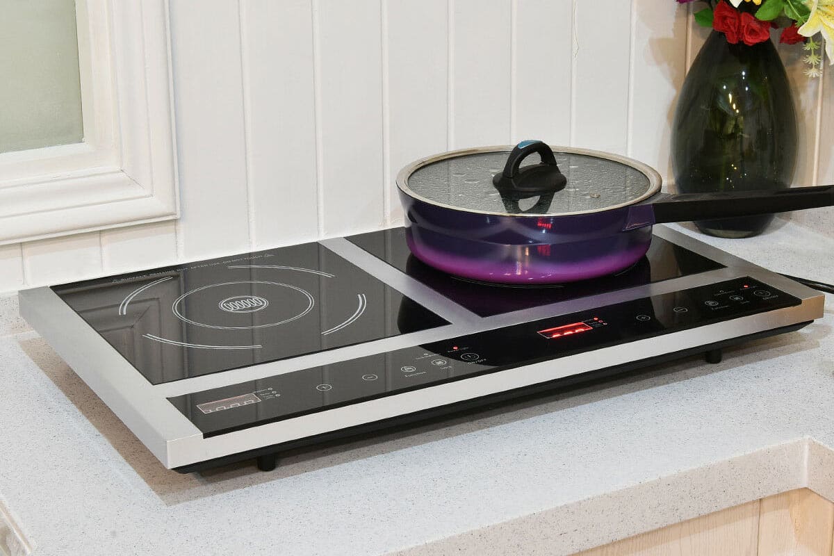 Konec indukčních varných desek: v roce 2026 tato novinka způsobí revoluci ve všech kuchyních.