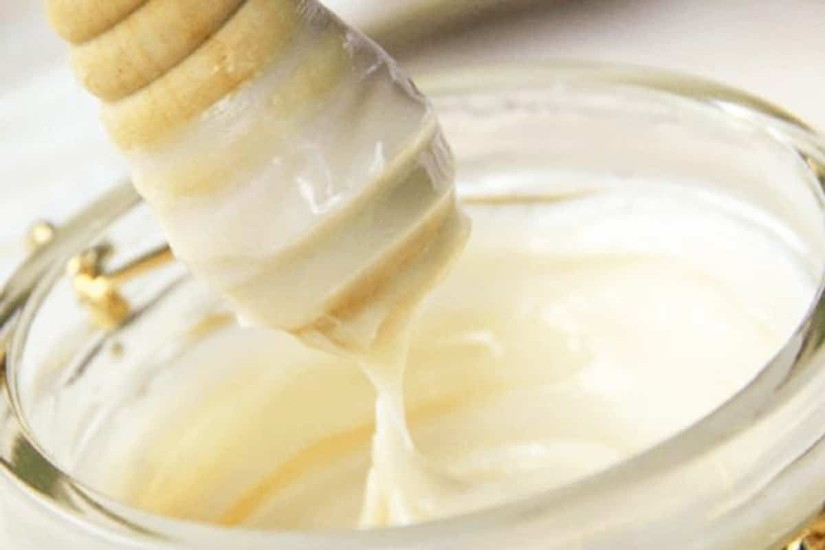 Jak rozpustit ztuhlý med? Existuje několik způsobů, ale tento je nejrychlejší.