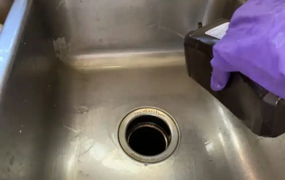 Peroxid vodíku při úklidu kuchyně: proč se doporučuje a k čemu se používá.