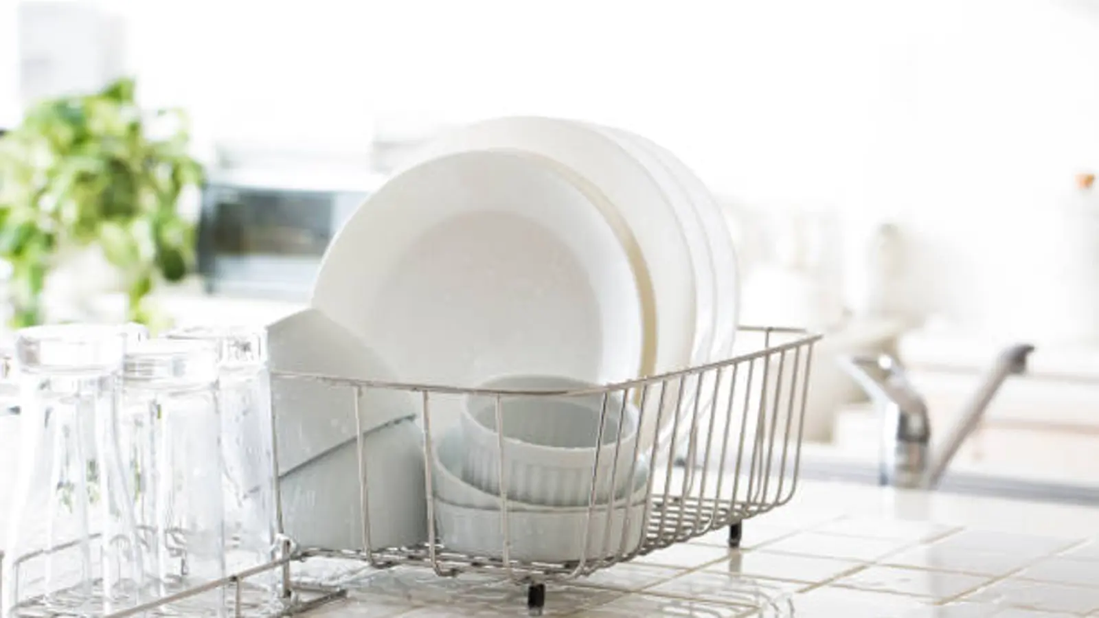 Sbohem, tradiční sušák na nádobí: nová alternativa pro rok 2026, která uvolní místo a pomůže zorganizovat prostor v kuchyni.