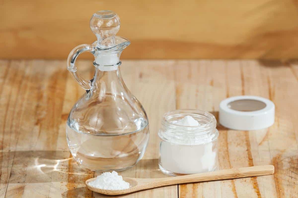 Proč se doporučuje mýt klíče od domu bílým octem?